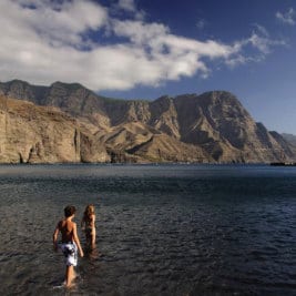 Plage et montagne par José María Cuéllar, der Strand von Agaete, beach in Gran Canaria