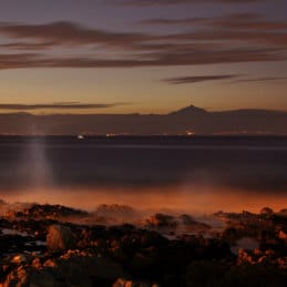 The sea boils off Gran Canaria by Andrew Wilson 70, Aussicht von Teneriffa aus Agaete im Nordem von Gran Canaria, le volcan Teide vue depuis le nord de Gran Canarie, vista de Tenerife desde la playa de Las Salinas