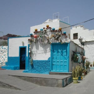 House in blue and white at El Puerto de las Nieves, by Vicente Gordillo, maison bleue et blanche à Agaete, sailor house in the Northwest of Gran Canaria, Seemanshaus auf den Kanaren