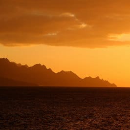 Zoltan Bartalis, oragefarbener Sonnenuntergang in Agaete, la Queue du Dragon au coucher du Soleil, splendid fire sunset in the Canaries