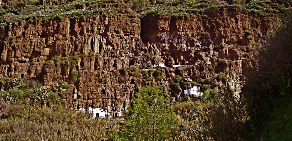 Maisons El Hornillo suspendus au rocher, casas del Hornillo en Agaete, El Hornillo houses carved into the rock, Höhlenhäuser auf den kanarichen Inseln