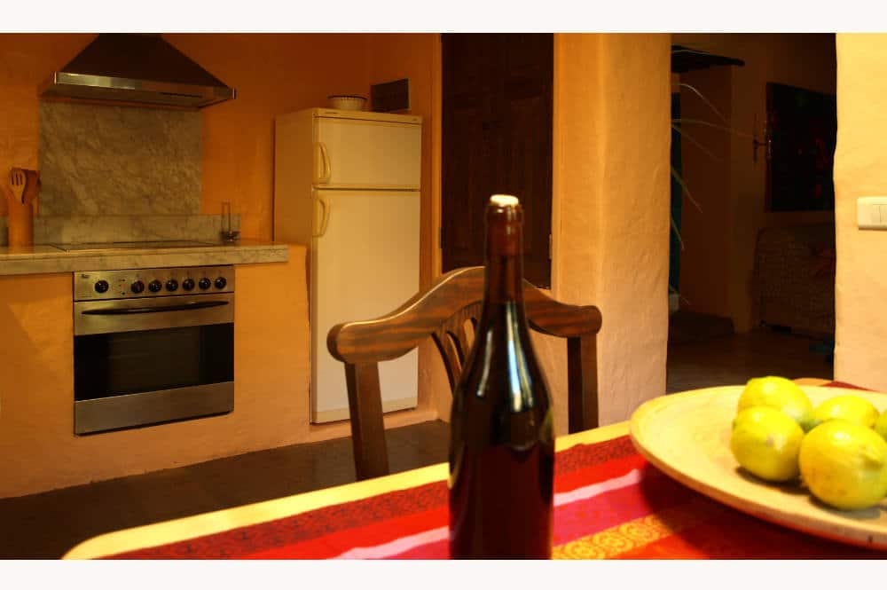 Belle cuisine gîte Grande Canarie, welcome present house Agaete, Weinflasche angeboten in casa rural El Patio, kitchen invinting you to cook your favourites meals, selcatering cottage, fhttp://bodegalosberrazales.com/